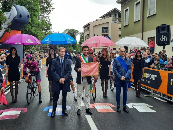 Giro d’Italia, sul palco di Seregno sfilano tutti i corridori ancora rimasti in gara: partita la tappa