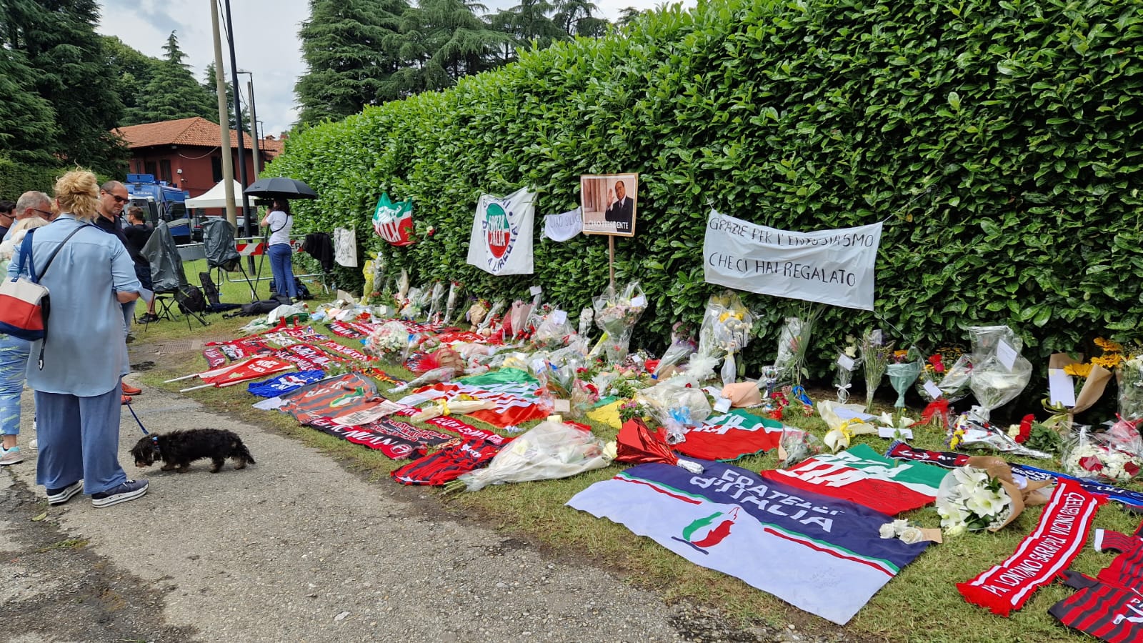 Arcore striscioni e foto pellegrinaggio gente Silvio Berlusconi Villa San Martino
