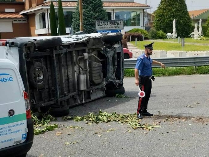 Una 62enne l’ha fatta grossa: passa con il rosso e travolge due veicoli