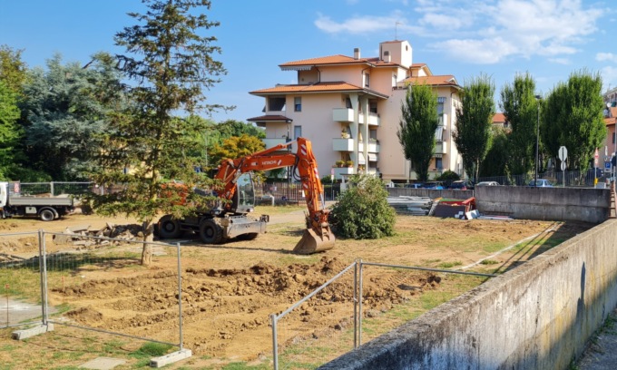 “Nel giardino della  scuola Villa erba in plastica e meno spazio per il verde naturale”