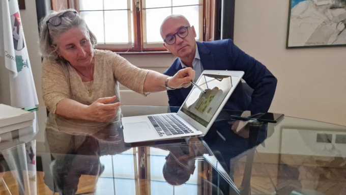 “L’erba sintetica nel giardino della scuola è stata richiesta dalle insegnanti”