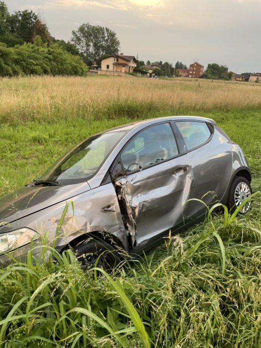 Scaraventata nel fosso da un’auto pirata: è viva per miracolo