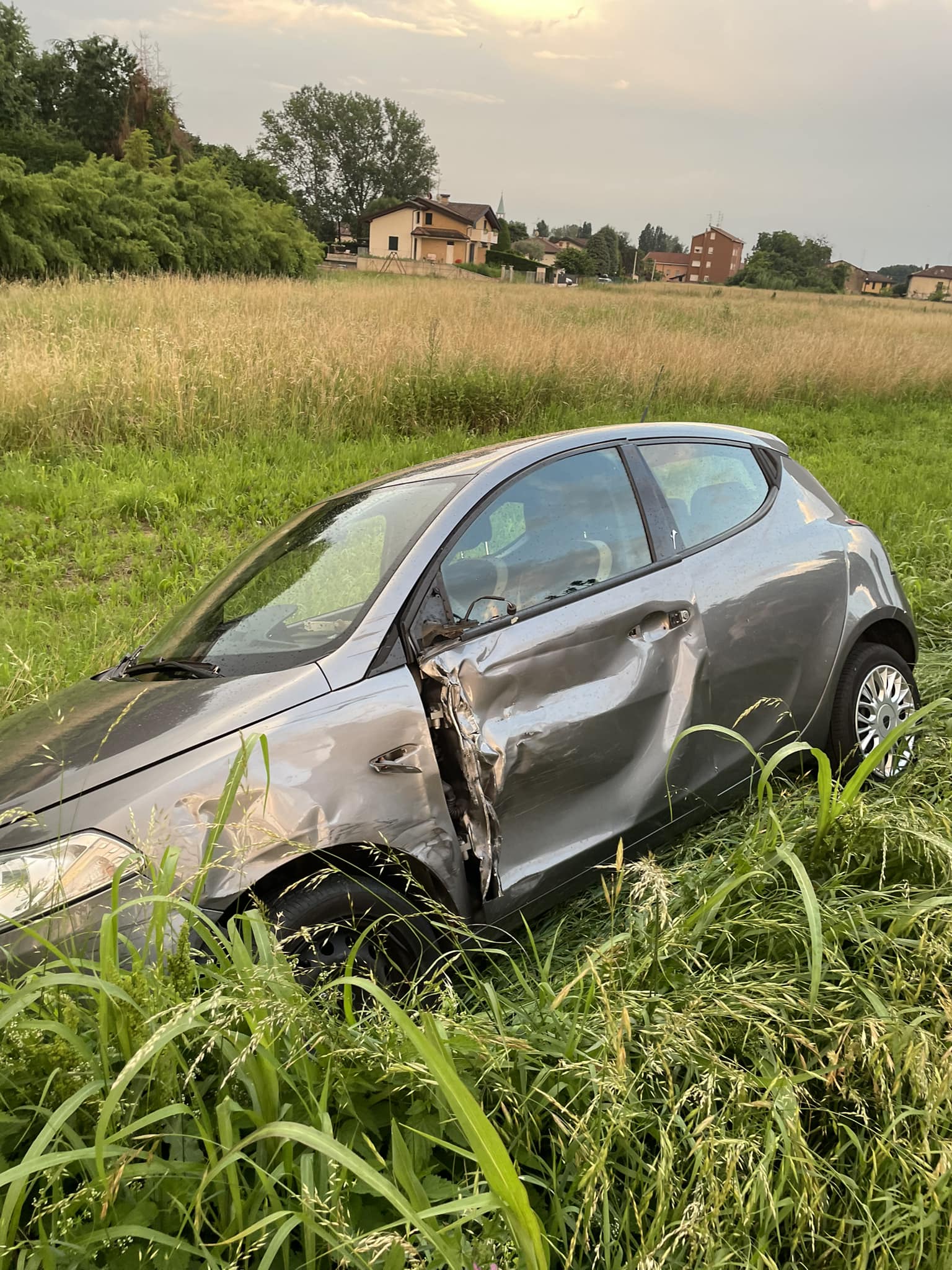 Scaraventata Nel Fosso Da Un’auto Pirata: è Viva Per Miracolo - Prima Monza