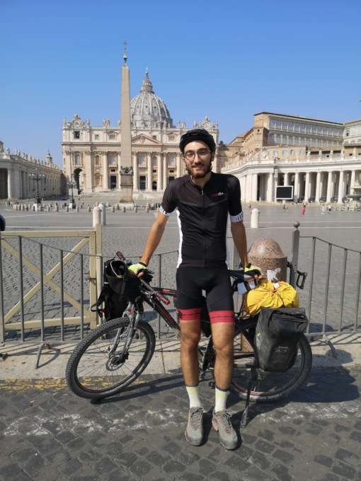 Da Cavenago a Parigi in bicicletta per sostenere la ricerca contro il cancro
