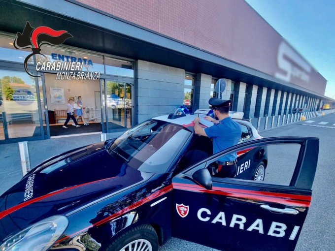 Sorpreso a rubare al supermarket, prende a testate il caporeparto
