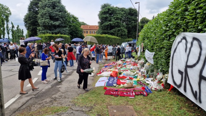 Pellegrinaggio ad Arcore per salutare Berlusconi