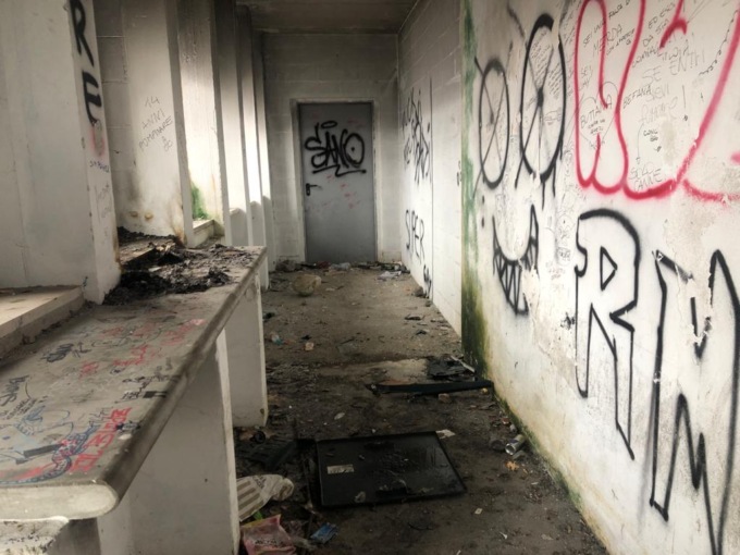 Vetri rotti, scritte oscene e raid vandalici: devastazione nella cittadella dello sport