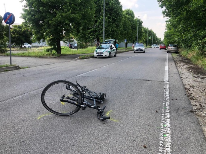 Violento impatto tra auto e bici, gravissimo un 55enne