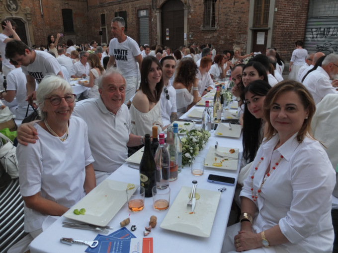 La carica dei mille: che successo per la Cena in Bianco