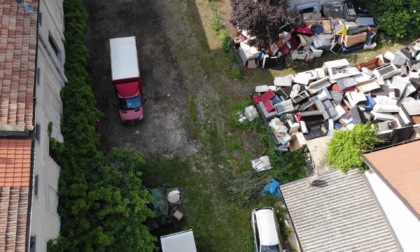 Scoperta maxi discarica abusiva a Seveso: abbandonati 200 divani