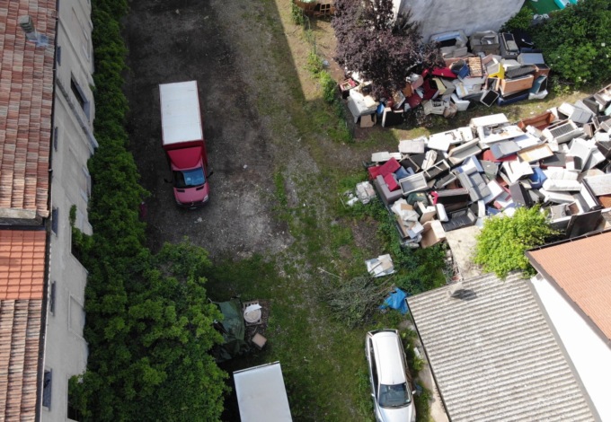 Scoperta maxi discarica abusiva a Seveso: abbandonati 200 divani