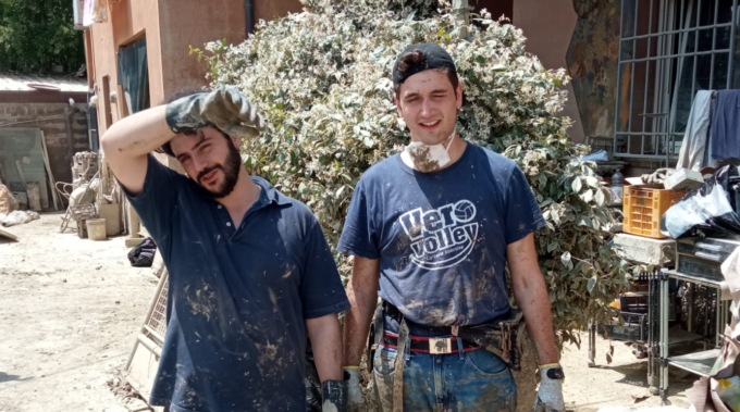 Due politici vanno a spalare fango in Emilia