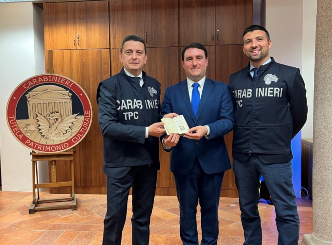 I Carabinieri per la Tutela del Patrimonio Culturale trovano e restituiscono un antico testo religioso