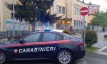Urina davanti alla scuola elementare: 45enne bloccato dai Carabinieri