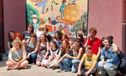 La scuola di Birone si "colora" con il murales realizzato dagli studenti del Modigliani