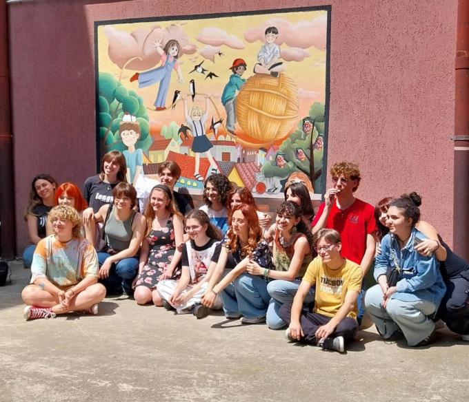 La scuola di Birone si “colora” con il murales realizzato dagli studenti del Modigliani
