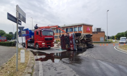 Tir ribaltato, traffico bloccato tra Omate e Cavenago