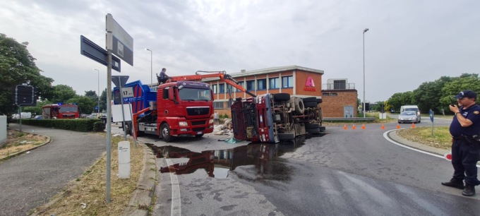 Tir ribaltato, traffico bloccato tra Omate e Cavenago