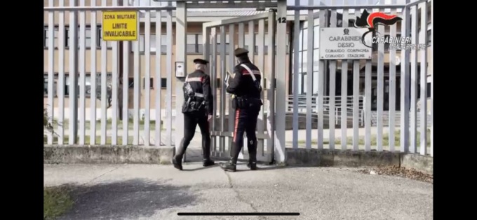 Spaccia fuori dal supermercato: arrestato 25enne tunisino