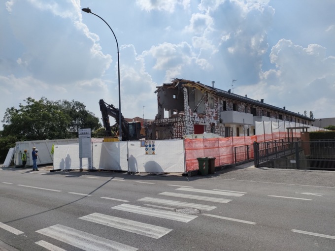 Bernareggio: la demolizione del condominio “Vela” di via Dante entra nel vivo