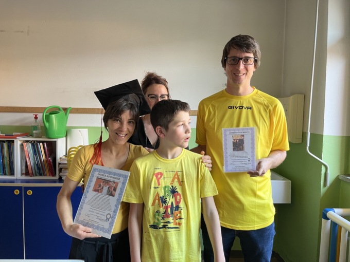 Festa con sorpresa a scuola: la mamma “premia” gli insegnanti di sostegno del figlio