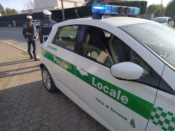 Ubriaco, prende a calci e pugni gli agenti della Polizia Locale