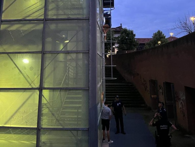 Si arrampicano su un edificio “per gioco”: intervengono gli agenti della Polizia locale