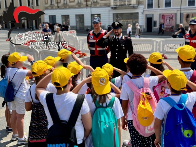 Carabinieri in piazza per incontrare gli studenti e i cittadini