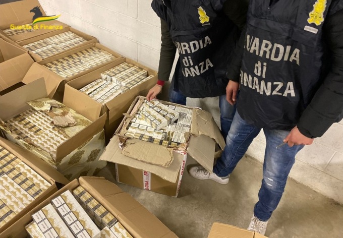 In due box nascondeva una montagna di sigarette contraffatte