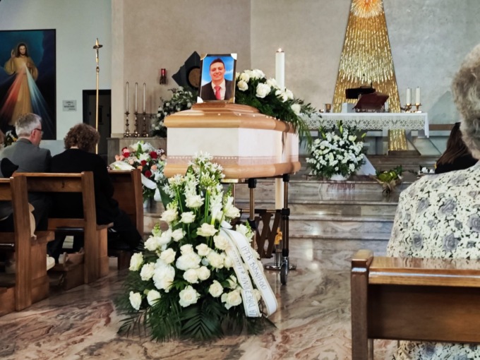 Il commosso addio ad Andrea Mastropaolo