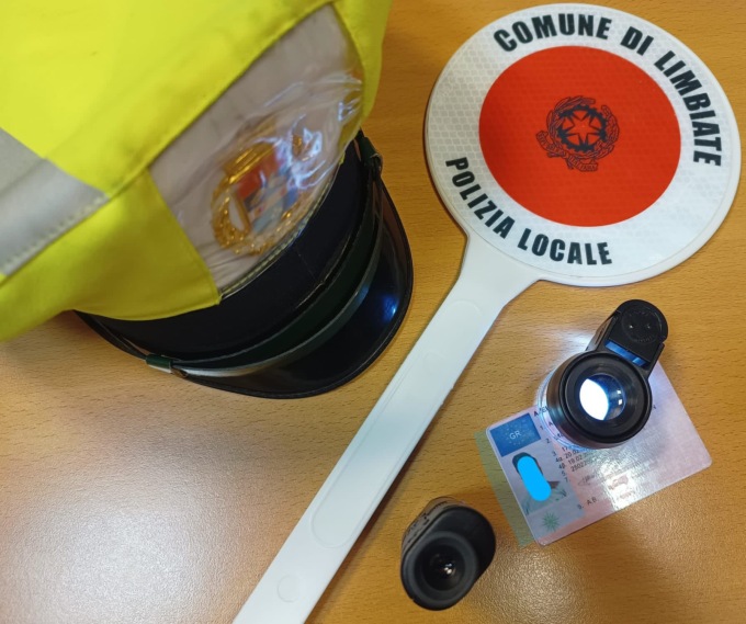 Si finge passeggero perché ha la patente falsa, scoperto dalla Polizia Locale
