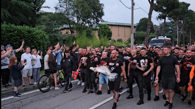 Addio a Silvio Berlusconi: tifosi del Milan in corteo ad Arcore per omaggiare il “Presidente”