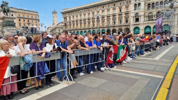 Funerali di Berlusconi, la piazza e il Duomo si stanno riempiendo