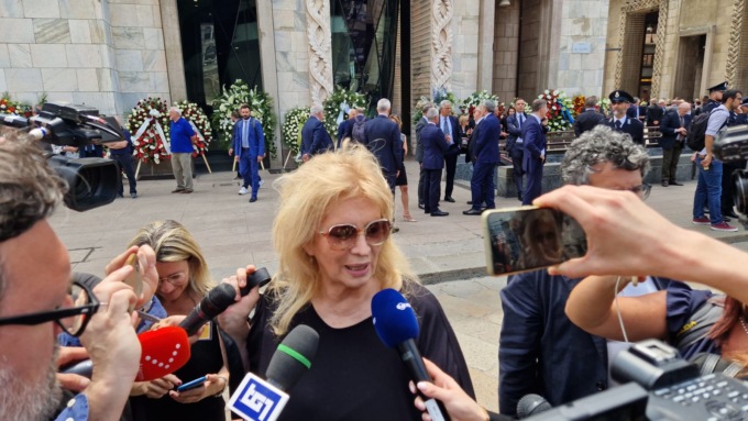 Partita da Arcore la salma di Berlusconi: “sfilata” di vip in Duomo