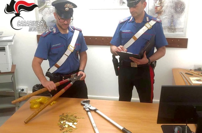 Ruba le monetine dal distributore automatico della scuola ma sbatte la portiera e i carabinieri lo sentono