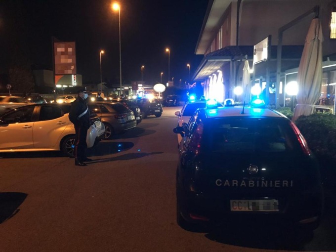 Ai domiciliari può uscire solo per andare al lavoro. I Carabinieri lo trovano al bar
