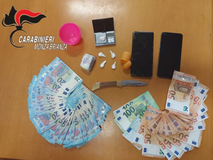 Rubano una macchina e la usano per spacciare: arrestati