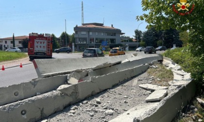 Autotreno perde il carico sulla Monza-Saronno: Vigili del fuoco sul posto