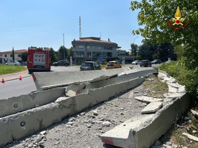 Autotreno perde il carico sulla Monza-Saronno: Vigili del fuoco sul posto