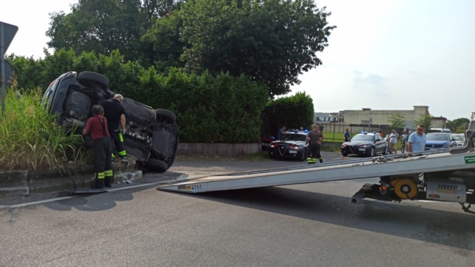 Incidente tra due vetture, un’auto si ribalta
