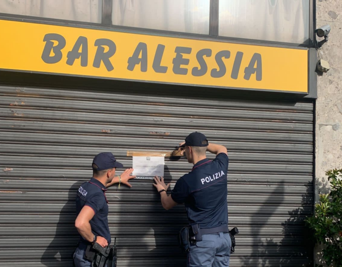 Chiede silenzio: minacciato con un coltello da un cliente del bar