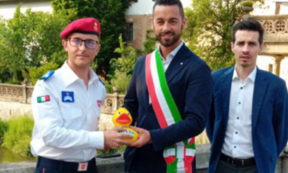 La gara può aspettare, la solidarietà no: la papera «Emilia» porta aiuti a Faenza