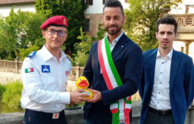 La gara può aspettare, la solidarietà no: la papera «Emilia» porta aiuti a Faenza