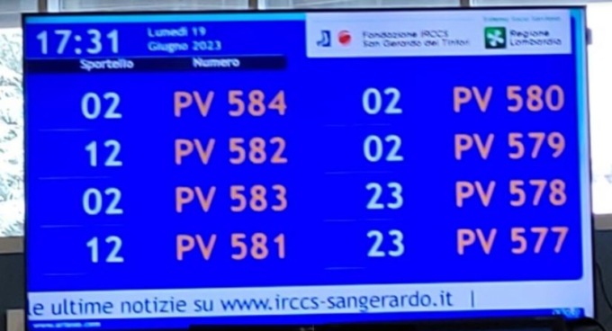 Resta in fila per oltre sei ore per prenotare un esame