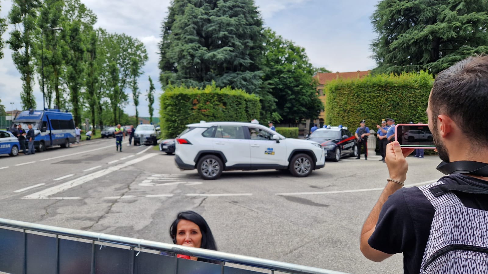 Arcore striscioni e foto pellegrinaggio gente Silvio Berlusconi Villa San Martino