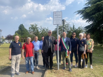 Il parco di via Volta è stato dedicato a don Costante Pastori