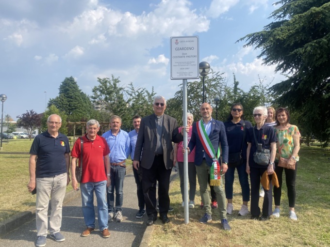 Il parco di via Volta è stato dedicato a don Costante Pastori