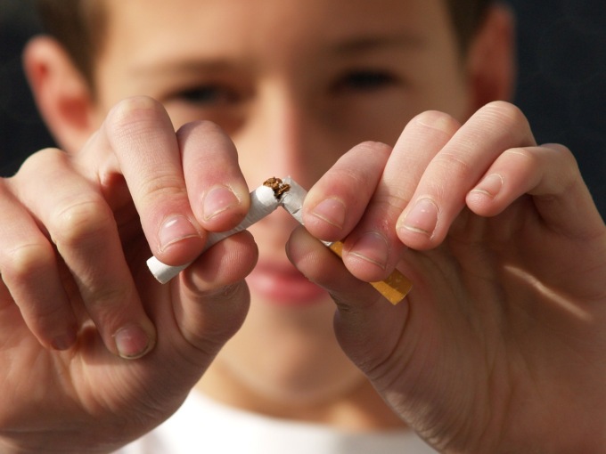 Salute orale: il fumo può provocare gravi patologie alla bocca