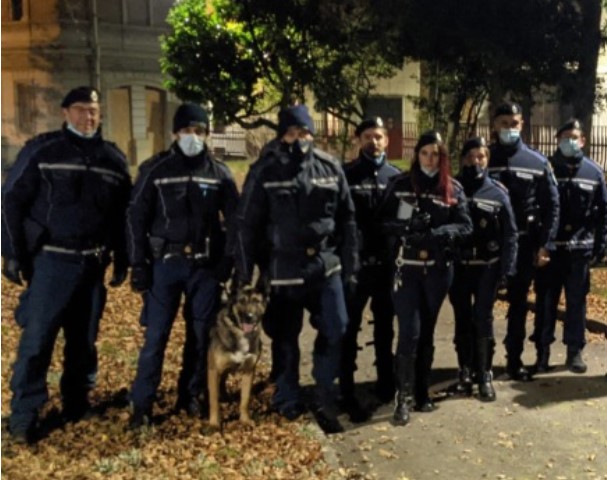 All’arrivo della Polizia Locale ingoia la droga