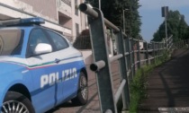 Pusher in bicicletta nasconde la cocaina nel parapetto del canale Villoresi